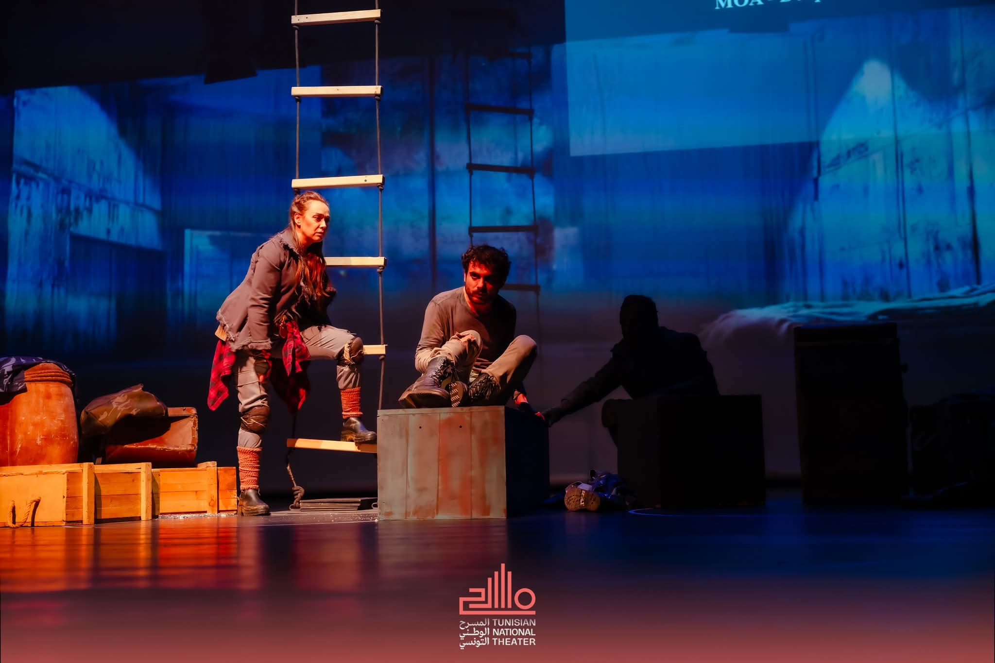 "تونس مسارح العالم": العرض التركي "آخر إنسان" يستنطق عزلة الإنسان في عالم منهار